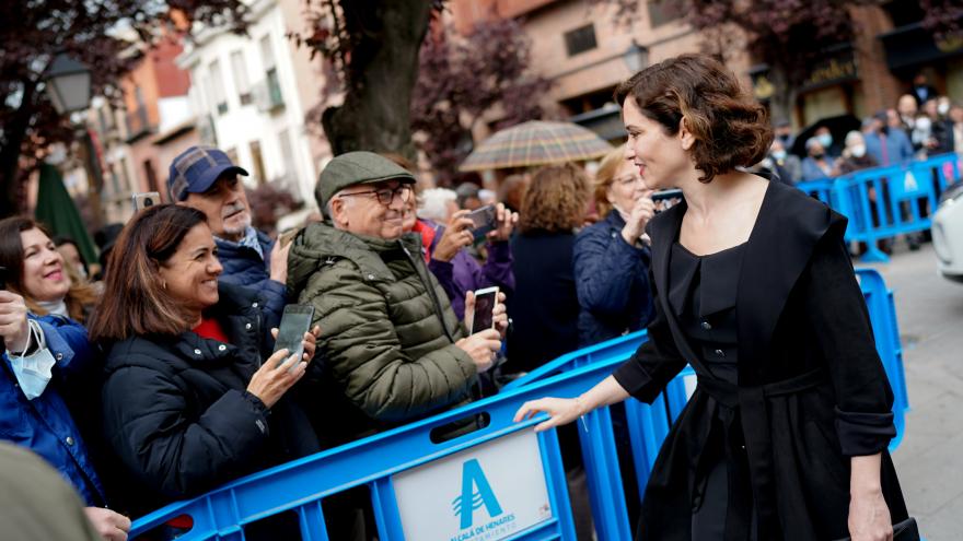 Isabel Díaz Ayuso saludando personas