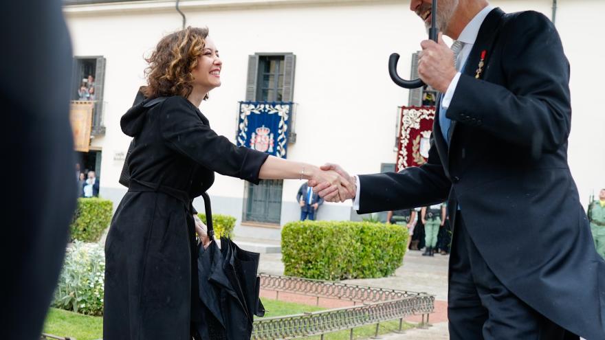 Isabel Díaz Ayuso saluda a Su Majestad el Rey