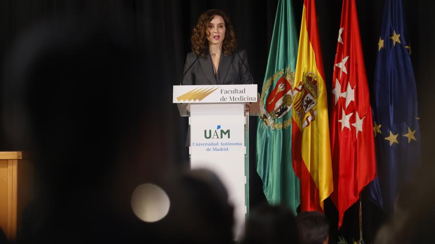 La presidenta interviniendo en el atril