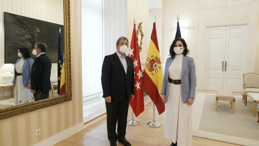 Isabel Díaz Ayuso con el alcalde de Villanueva de la Cañada