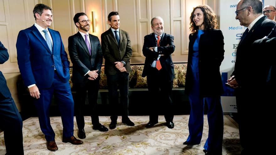 La presidenta hablando con asistentes 