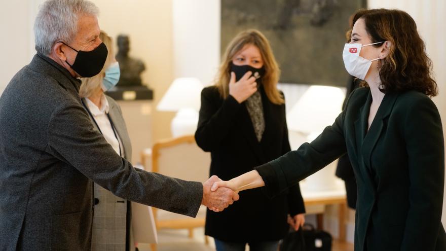 La presidenta saludando a los responsables de la organización asistentes a la reunión