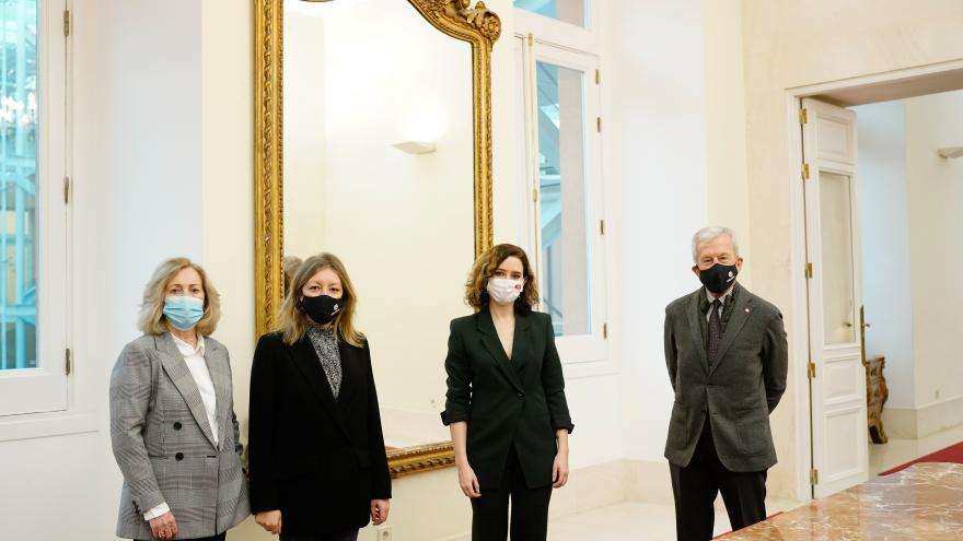 La presidenta posando con los responsables de la organización