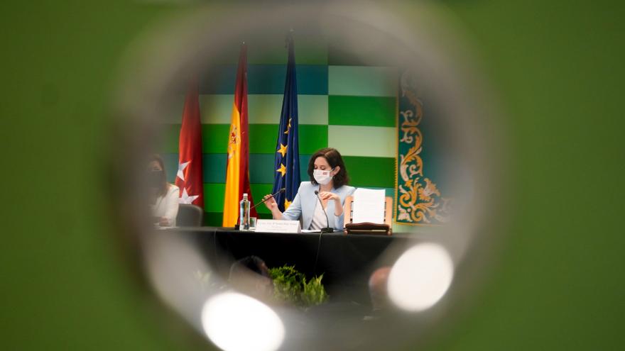 Isabel Díaz Ayuso sentada en la mesa del acto para su intervención