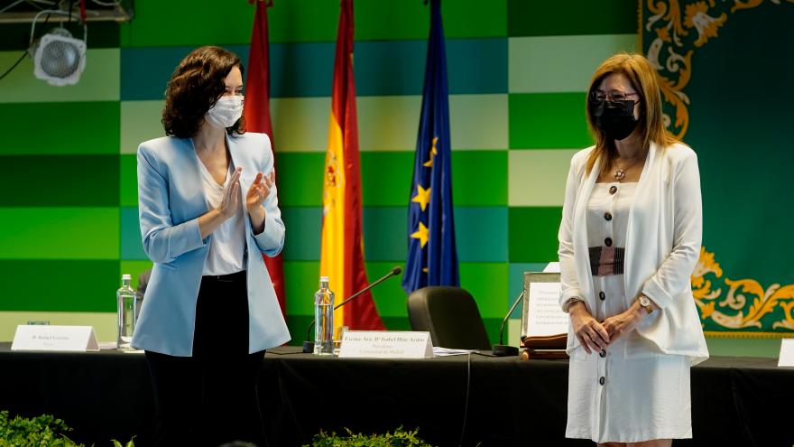 Isabel Díaz Ayuso posa aplaudiendo junto con la nueva rectora de la Universidad Autónoma de Madrid