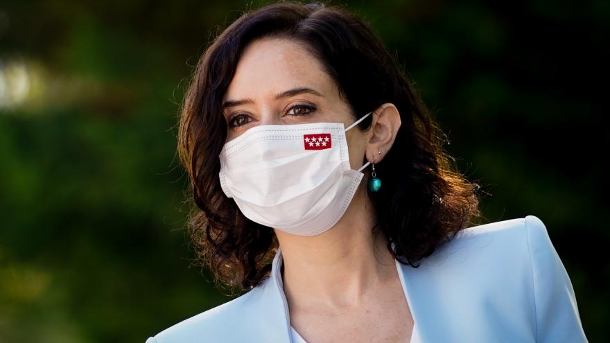 Foto de rostro de la presidenta con mascarilla blanca con detalle de la bandera de la comunidad de Madrid y chaqueta azul.