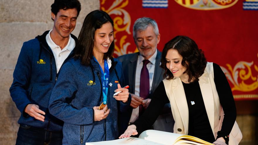 Isabel Díaz Ayuso con los jugadores de Waterpolo