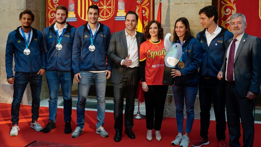 Isabel Díaz Ayuso con los jugadores de Waterpolo