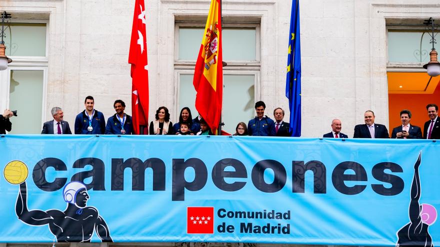 Isabel Díaz Ayuso con los jugadores de Waterpolo