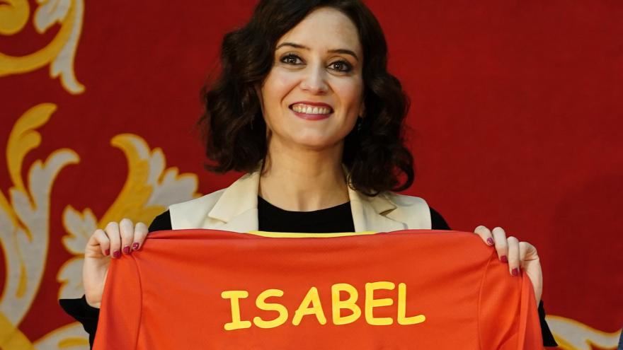 Isabel Díaz Ayuso con los jugadores de Waterpolo