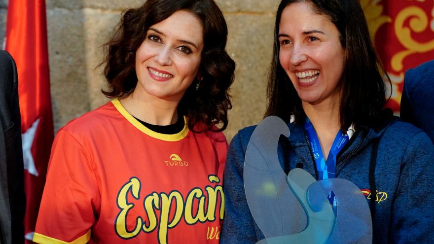 Isabel Díaz Ayuso con los jugadores de Waterpolo