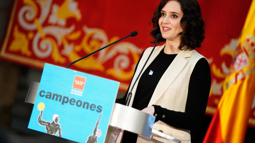 Isabel Díaz Ayuso con los jugadores de Waterpolo