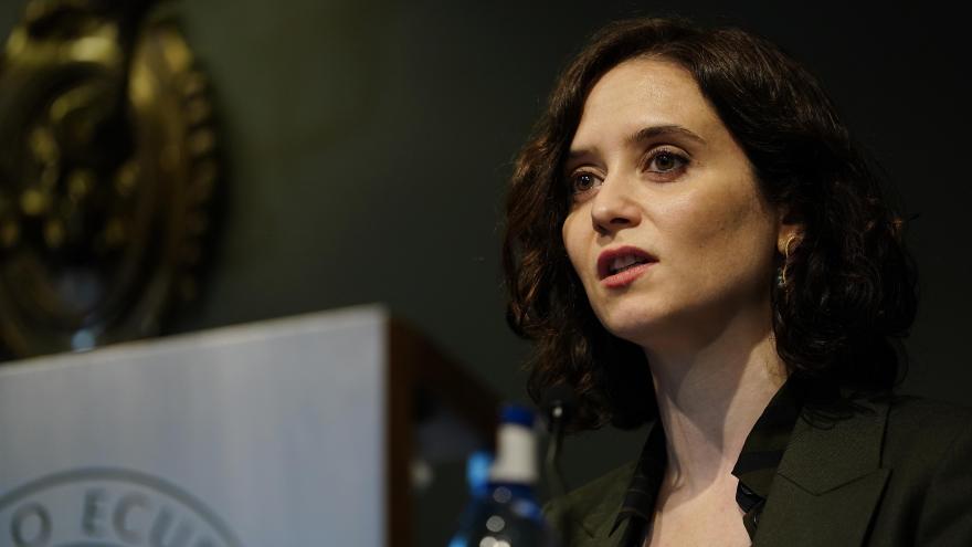 Díaz Ayuso: “No quiero crecer a costa de Cataluña sino junto a Cataluña porque juntos somos más fuertes” Isabel Díaz Ayuso durante su intervención en Agendas cruzadas Madrid Barcelona