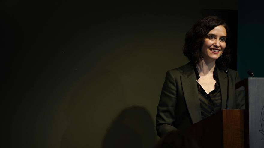 Díaz Ayuso: “No quiero crecer a costa de Cataluña sino junto a Cataluña porque juntos somos más fuertes” Isabel Díaz Ayuso durante su intervención en Agendas cruzadas Madrid Barcelona