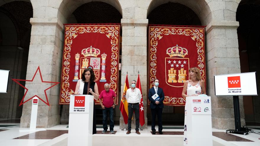 Isabel Díaz Ayuso durante la firma con los sindicatos el borrador de Decreto sobre el teletrabajo entre los empleados públicos 