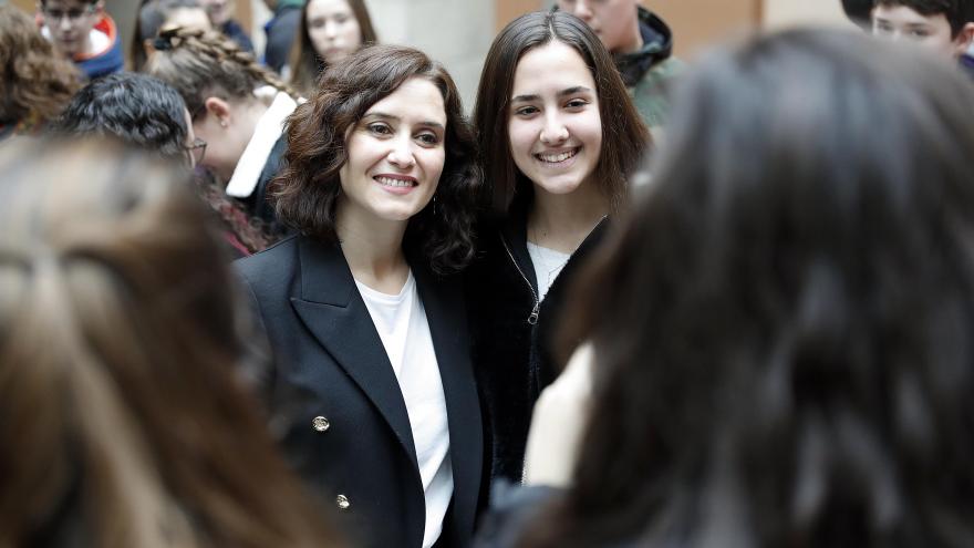 Isabel Díaz Ayuso junto a los estudiantes