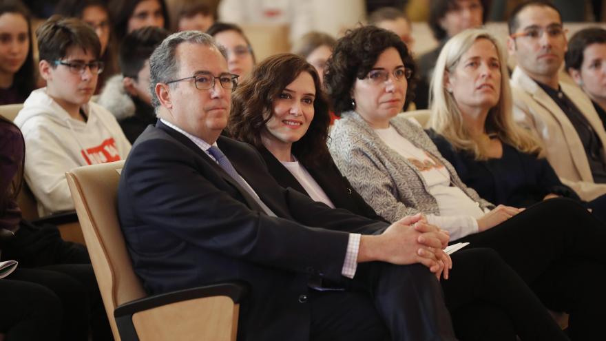 Isabel Díaz Ayuso junto a los estudiantes