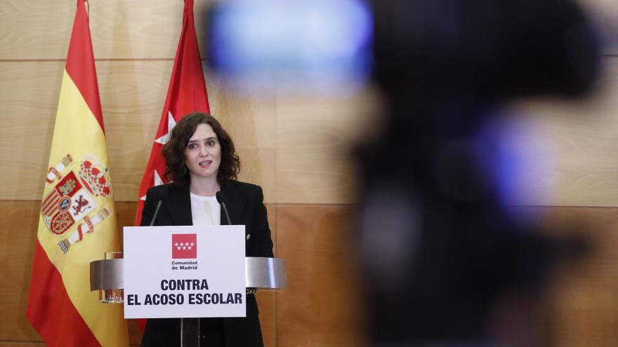 Isabel Díaz Ayuso junto a los estudiantes