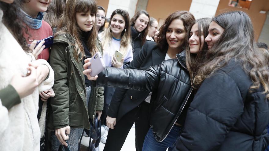 Isabel Díaz Ayuso junto a los estudiantes
