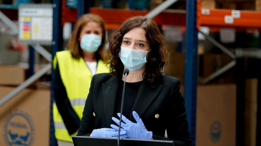 Isabel Díaz Ayuso durante su visita a la sede del Banco de Alimentos en Alcorcón