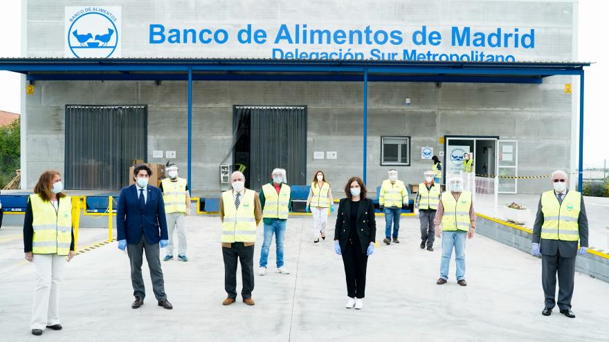 Isabel Díaz Ayuso durante su visita a la sede del Banco de Alimentos en Alcorcón