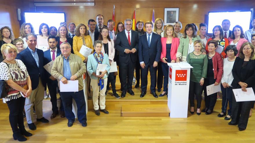 Carlos Izquierdo entrega los convenios de 2018 sobre asuntos sociales