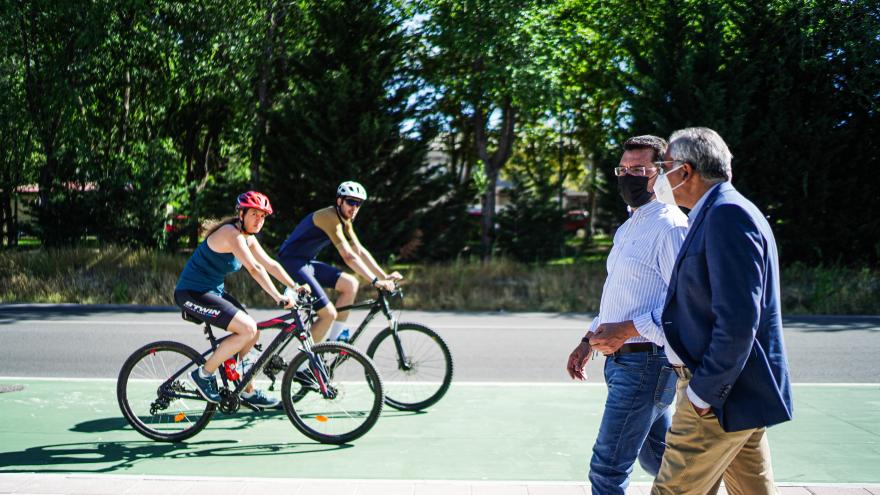 Carlos Izquierdo pasea junto al carril bici en el barrio de Perales del Río (Getafe)