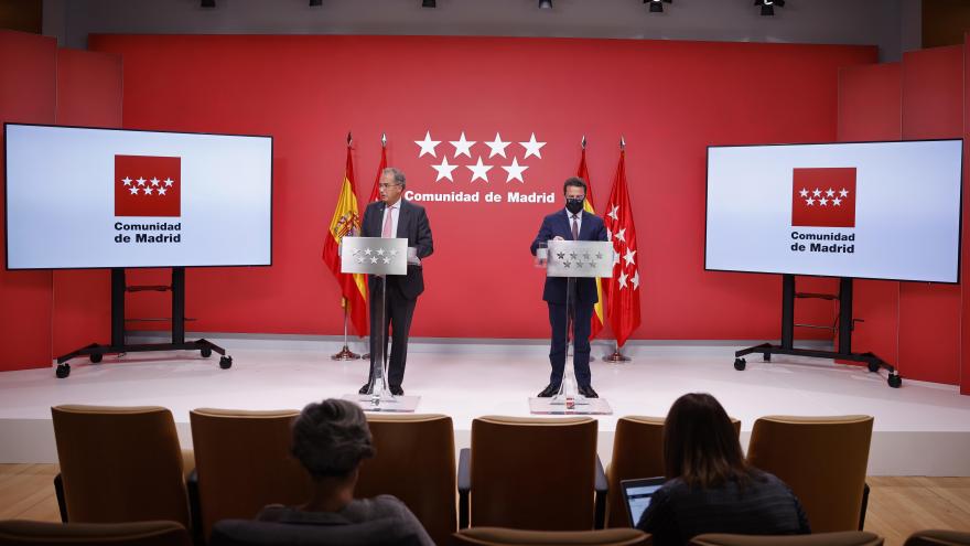 Fotografía de ambos consejeros en los atriles