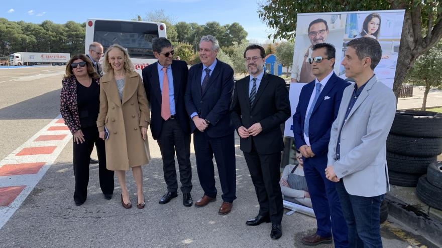 El consejero Javier Fernández-Lasquetty visita la Asociación Provincial de Autoescuelas de Madrid El consejero junto a los principales representantes durante el acto