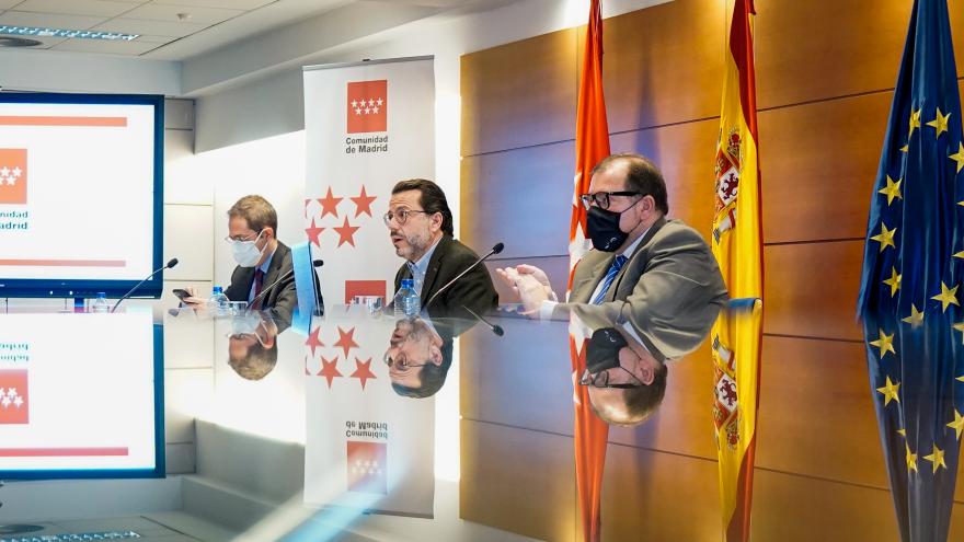 El consejero sentado en la mesa de la rueda de prensa