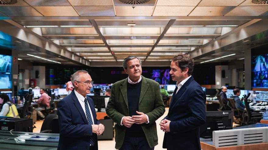 Jorge Rodrigo en un momento de su visita al Puesto de Mando de Metro de Madrid