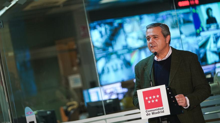 Jorge Rodrigo en un momento de su visita al Puesto de Mando de Metro de Madrid