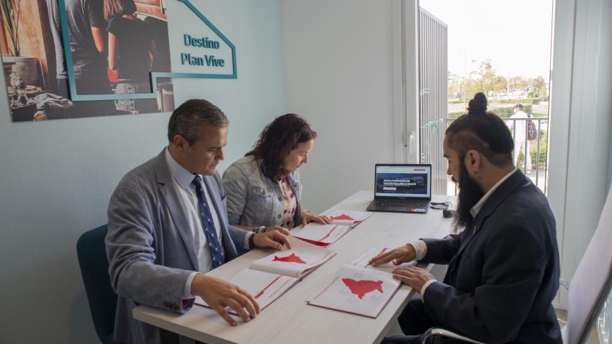 El consejero reunido con otras personas sentados en una mesa