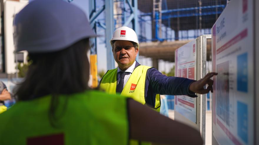 El consejero recorriendo las obras