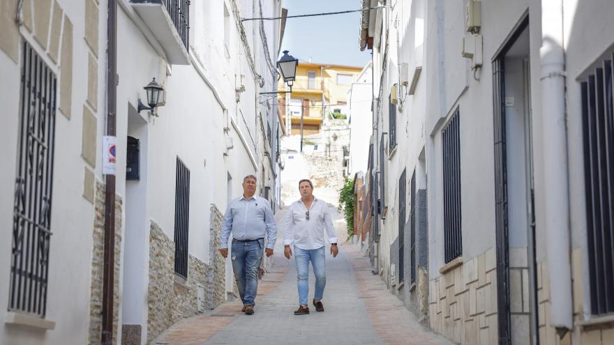 José Antonio Sánchez, junto al alcalde de Carabaña, Mario Terrón, observando algunas de las obras realizadas en el municipio