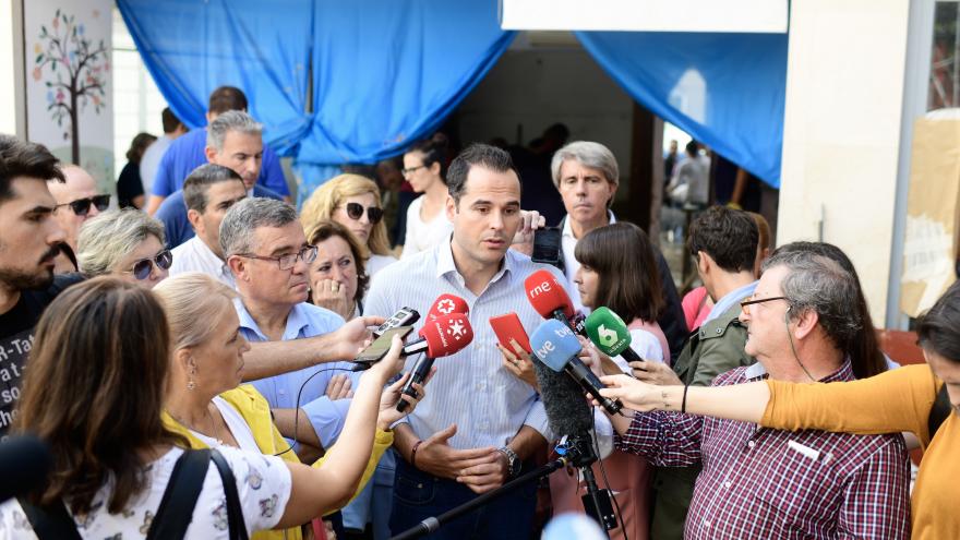  Imagen de Ignacio Aguado en Arganda del Rey para evaluar los daños sufridos por las lluvias del fin de semana