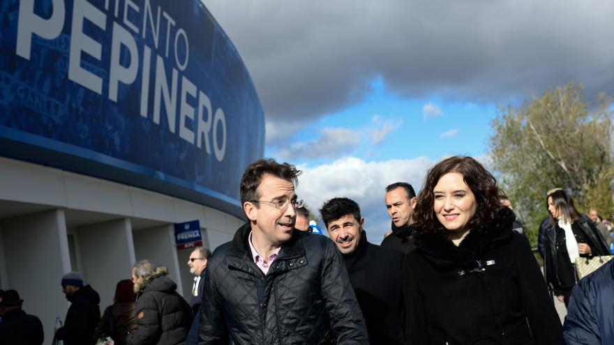 Isabel Díaz Ayuso en el exterior del estadio