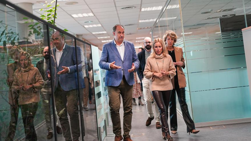 López-Valverde en un momento de su visita al Centro de Control Municipal de Alcobendas