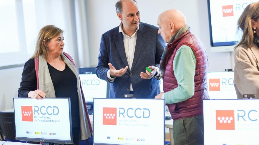 Miguel López-Valverde durante su visita al Centro de capacitación digital de Moralzarzal 1