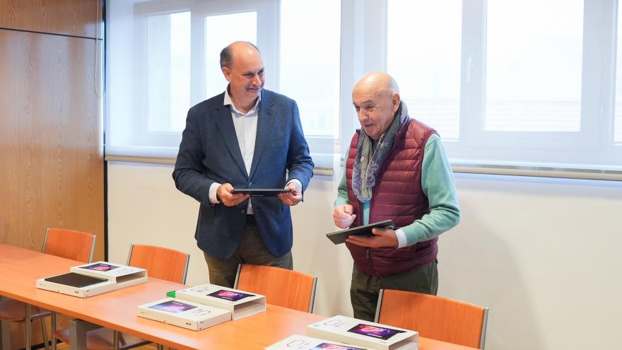 Miguel López-Valverde durante su visita al Centro de capacitación digital de Moralzarzal