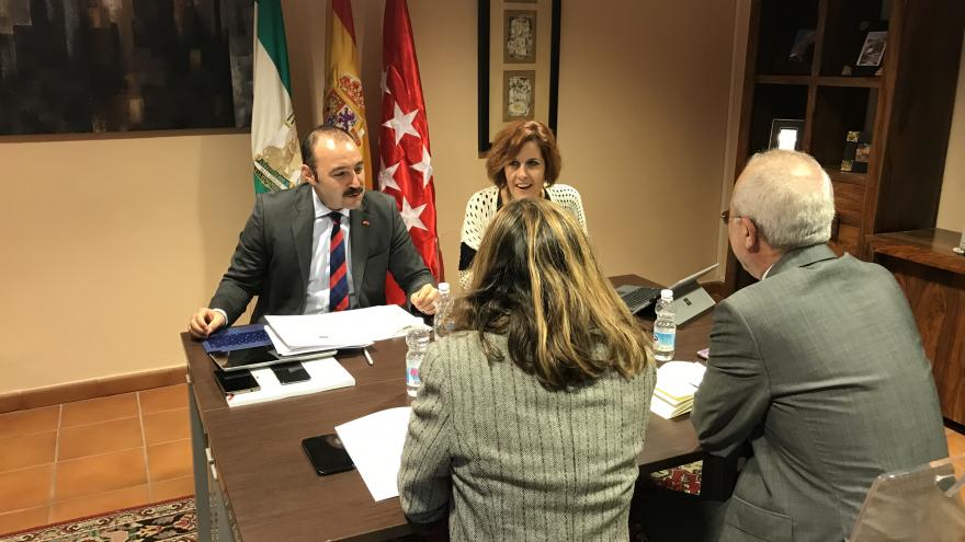 Manuel Giménez durante la reunión con la consejera de Empleo, Formación y Trabajo Autónomo de la Junta de Andalucía
