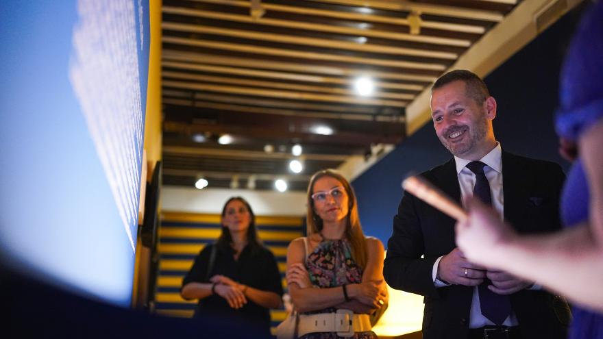El consejero de Cultura ha visitado la exposición Los clásicos en las pantallas