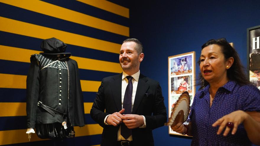El consejero de Cultura ha visitado la exposición Los clásicos en las pantallas