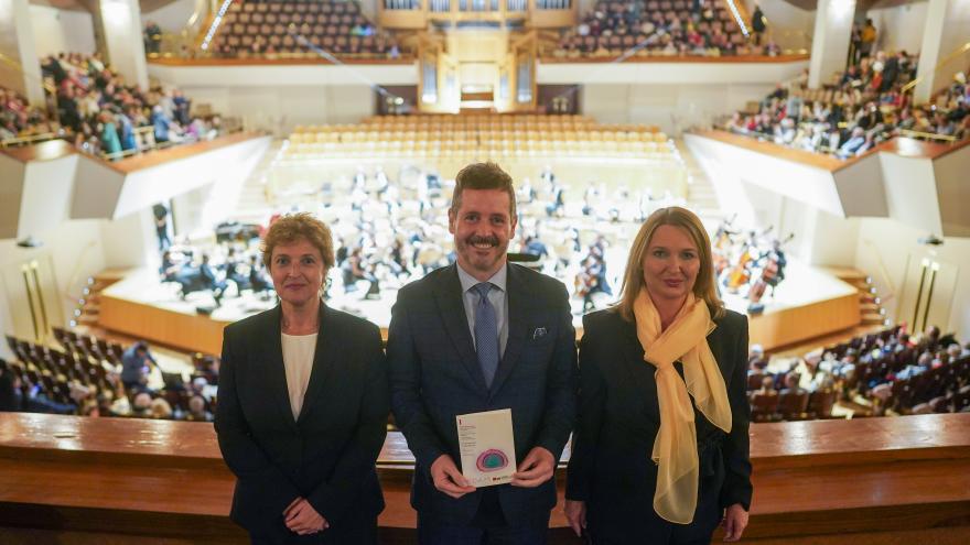 El consejero en su llegada al concierto