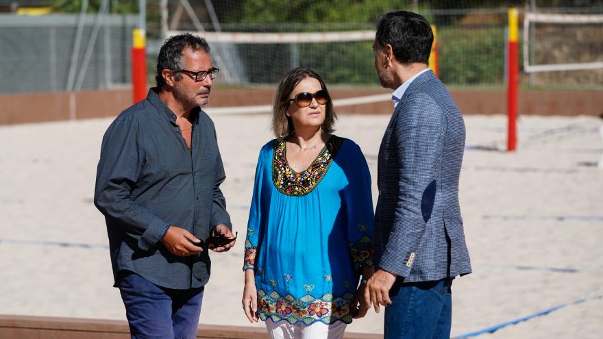 La consejera paseando por las instalaciones