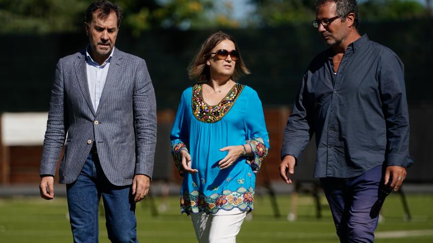 La consejera paseando por las instalaciones