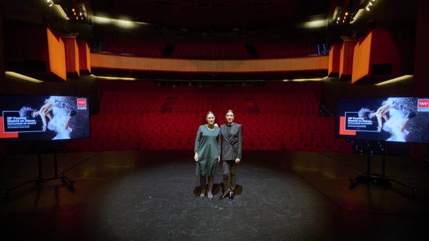 La consejera en el escenario