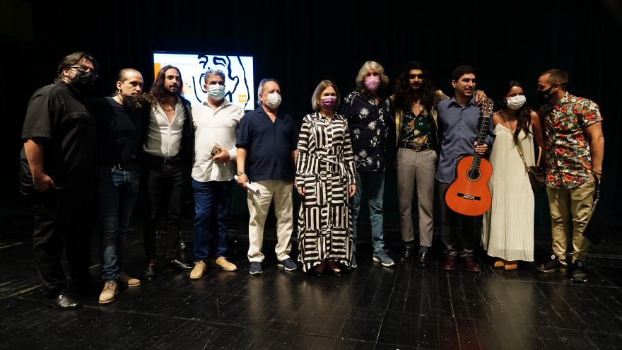 Foto de la consejera con el resto de asistentes al acto que forman parte del festival