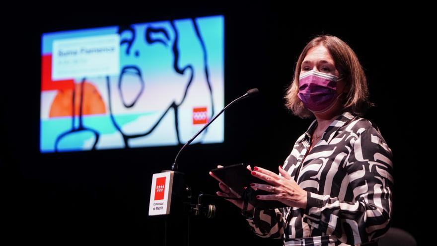 La consejera interviniendo en el acto con el cartel del festival de fondo