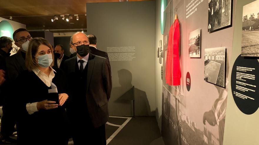 Marta Rivera durante su visita a la exposición Fútbol en blanco y negro